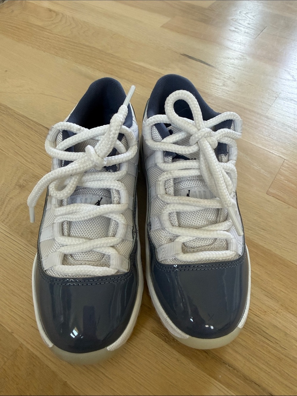 Jordan Kids Low-Top Sneakers in Navy and White